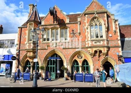 Carluccios Restaurant im alten Rathaus, Hauptstraße, Berkhamsted, Hertfordshire, England, Vereinigtes Königreich Stockfoto