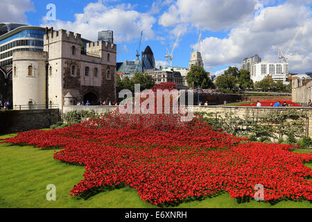 Tower von London Graben dekoriert mit Mohnblumen im Gedenken an den 100. Jahrestag des ersten Weltkriegs Stockfoto
