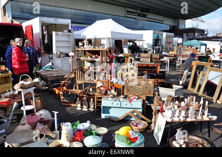 Sunbury Antiquitätenmarkt, Kempton Park Racecourse, Sunbury-on-Thames, Surrey, England, Vereinigtes Königreich Stockfoto