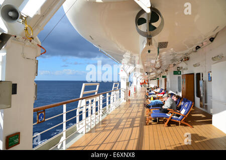 Kreuzfahrtschiff Passagiere an Deck der Cunard MS Queen Victoria (QV) entspannen, Golf von Biscaya, Atlantik, Europa Stockfoto