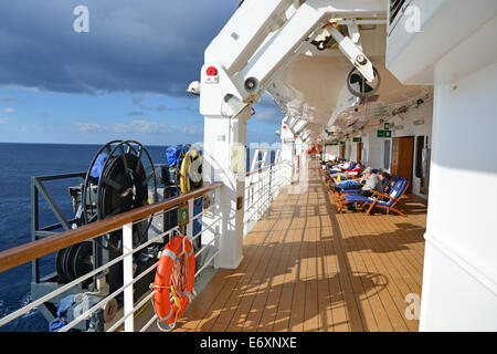 Kreuzfahrtschiff Passagiere an Deck der Cunard MS Queen Victoria (QV) entspannen, Golf von Biscaya, Atlantik, Europa Stockfoto