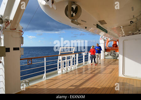 Passagiere an Deck der Cunard MS Queen Victoria (QV) Kreuzfahrtschiff, Golf von Biscaya, Atlantik, Europa Stockfoto