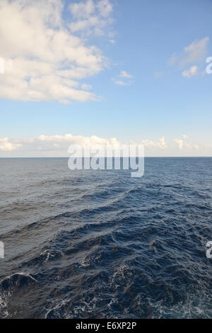 Blick auf Meer von Cunard MS Queen Victoria (QV) Kreuzfahrtschiff, Golf von Biscaya, Atlantik, Europa Stockfoto