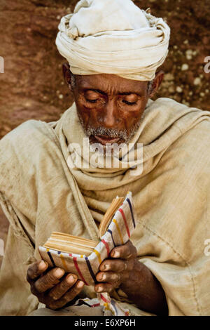 Priester, die Lektüre der Bibel, Lalibela, Äthiopien, Afrika Stockfoto