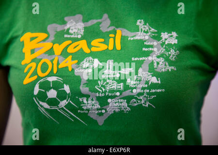 Frau trägt Brasil 2014 FIFA World Cup Soccer Shirt, Olinda, in der Nähe von Recife, Pernambuco, Brasilien Stockfoto