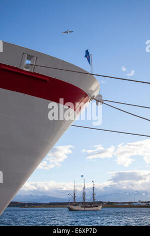 Bogen des Kreuzfahrtschiff MS Deutschland (Reederei Peter Deilmann) und Segelschiff SV Europa im Hafen, Ushuaia, Feuerland, Stockfoto