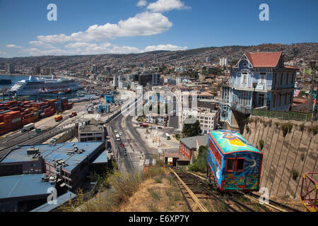 Ascensor Artilleria Standseilbahn mit Kreuzfahrtschiffen im Hafen, Valparaiso, Valparaiso, Chile Stockfoto