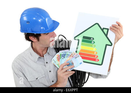 Handwerker, hält eine Energie-Verbrauchs-label Stockfoto