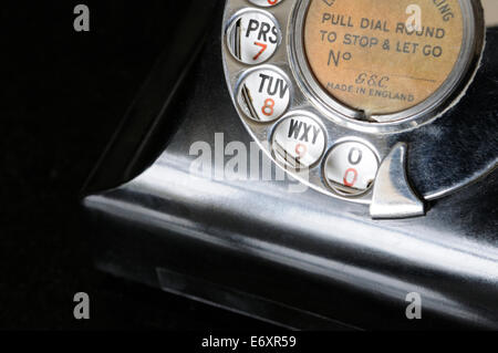 Vintage schwarze Bakelit-Telefonhörer und Zifferblatt Stockfoto