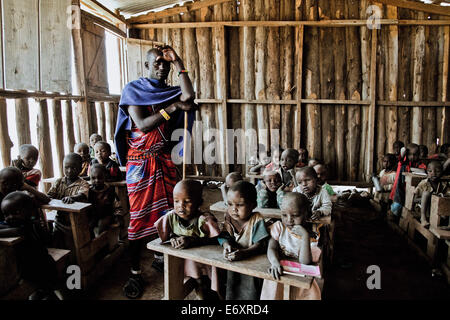 Kinder und Lehrer in einem Massai-Dorf Schule, Kenia, Afrika Stockfoto