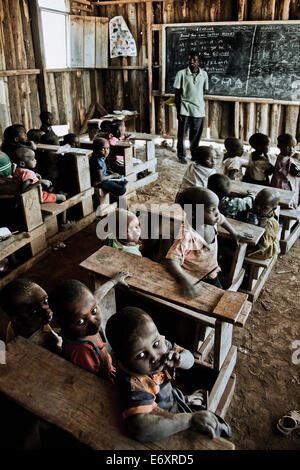 Kinder und Lehrer in einem Massai-Dorf Schule, Kenia, Afrika Stockfoto