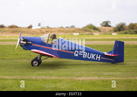 The Tiger Club Turbulent Team - Druine D31 Turbulent x 4 Performing Aerobatic Show auf der Shoreham Airshow 2014, Shoreham Airport, East Sussex, Großbritannien Stockfoto