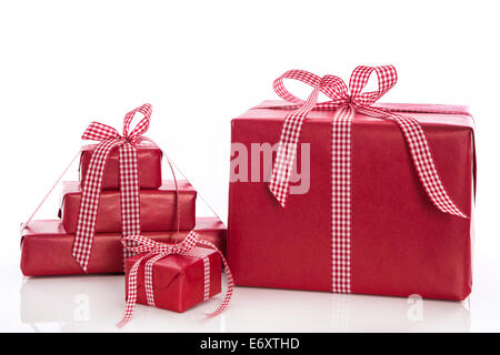 Weihnachten: Stapel von roten Geschenk-Boxen mit Bogen und Band, isoliert auf weißem Hintergrund Stockfoto