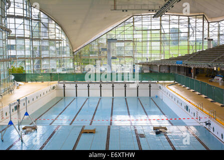 Leere Innenpool als Projekt zur Erneuerung für Bewegung und gesunde Entspannung Stockfoto