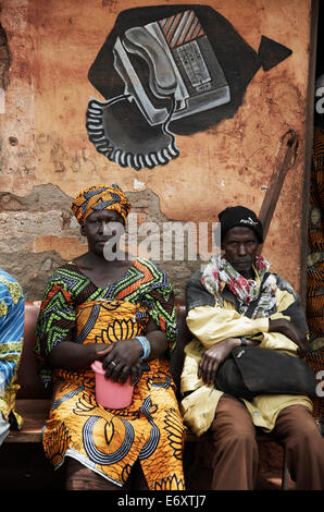 Personen sitzen vor Telefon speichern, Yanfolila, Sikasso Region, Mali Stockfoto