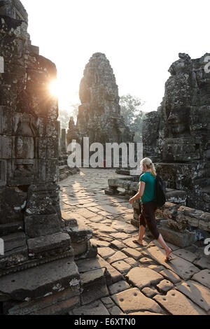 Frau besuchen, Bayon Tempel, Angkor archäologischer Park, Siem Reap, Kambodscha Stockfoto