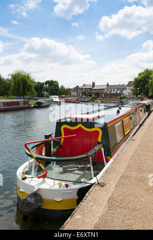 Narrowboats auf den Fluss Great Ouse, Ely, Cambridgeshire, England, Vereinigtes Königreich. Stockfoto