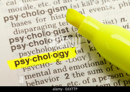 Das Wort Psychologie im Wörterbuch mit gelben Marker Textmarker hervorgehoben. Stockfoto