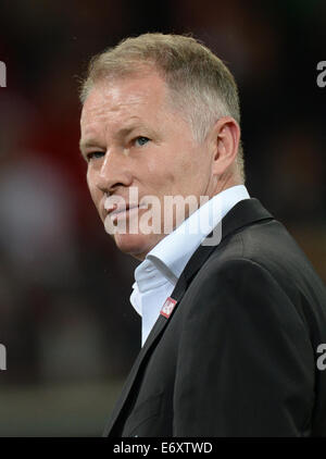 Augsburg, Deutschland. 29. August 2014. Augsburgs Manager Stefan Reuter ist vor Beginn der Bundesliga-Fußballspiel zwischen FC Augsburg und Borussia Dortmund in der SGL Arena in Augsburg, Deutschland, 29. August 2014 abgebildet. Foto: Andreas Gebert/Dpa/Alamy Live-Nachrichten Stockfoto