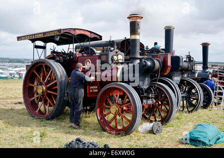 Schwertransporte Dampf-Lokomobile vorbereitet für Anzeigen auf die Great Dorset Steam Fair 2014 Stockfoto