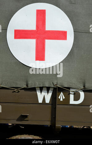 Rotes Kreuz auf die Arbeitsfläche kippen ein WW1 militärische Krankenwagen des Typs, der in Frankreich diente. WD-Logo auf der LKW-Seite. Stockfoto