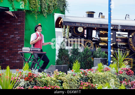 Eine Musikhalle Entertainer am Great Dorset Steam Fair 2014 mit ein Showman-Engine, die Bereitstellung von Strom für die Beleuchtung. Stockfoto