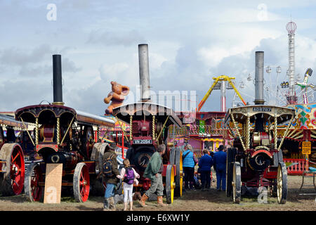 Schausteller Dampf-Lokomobile aufgereiht auf dem traditionellen Rummelplatz am 2014 Great Dorset Steam Fair bekommen Blicke bewundern. Stockfoto