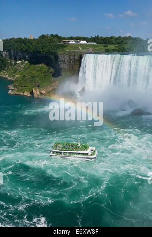 Hornblower Niagara Falls Bootstour führt Touristen auf einer Reise nahe Horseshoe Falls auf dem Niagara Fluss. Regenbogen im Nebel. Stockfoto