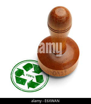 Grün 100 % Recycling-Stempel mit hölzernen Stamper isoliert auf weißem Hintergrund. Stockfoto