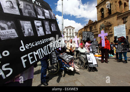 La Paz, Bolivien, 1. September 2014. Eine Aktivistin für Frauenrechte hält ein schwarzes Plakat mit den Fotos und Namen der Opfer von Frauenmorden auf der Plaza San Francisco während einer Demonstration, um gegen Gewalt gegen Frauen zu protestieren. Laut einem Bericht DER WHO vom Januar 2013 ist Bolivien das Land mit der höchsten Gewaltrate gegen Frauen in Lateinamerika, seit 2006 gab es 453 Fälle von Frauenmord. Ein Teil der Kirche von San Francisco befindet sich im Hintergrund. Quelle: James Brunker /Alamy Live News Stockfoto