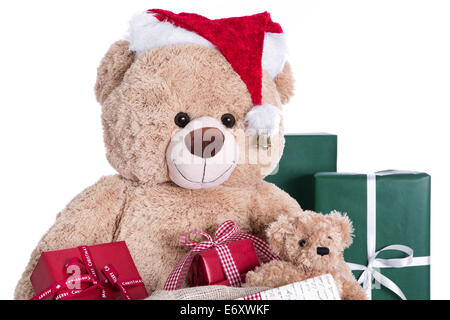 Teddy Bär Weihnachten Hut mit Geschenken isoliert auf weißem Hintergrund Stockfoto