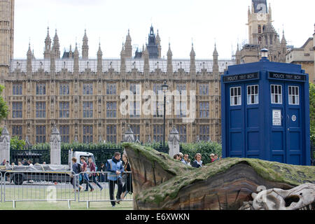 Doctor Who Tardis materialisiert sich in Parlament quadratische Westminster London Stockfoto