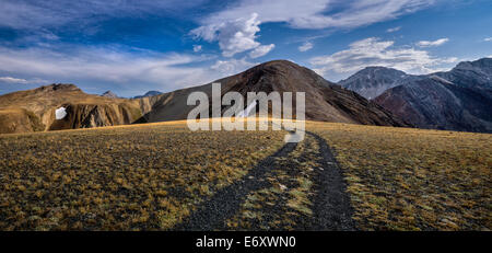 Eisenbahn-Höhenstraße bei 10.000 Fuß ist die höchste Straße im Bereich White Cloud. Stockfoto