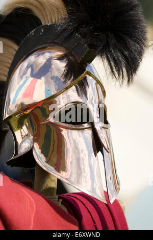 Antiken griechischen Soldaten Helm bei Military Odyssey zeigen, Detling, Kent, England Stockfoto