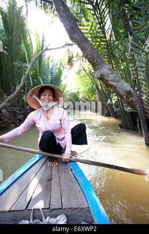 Frau Kanu Touristen Boote, Thoi Son Insel Tour, My Tho, Tien Giang Province, Vietnam Stockfoto