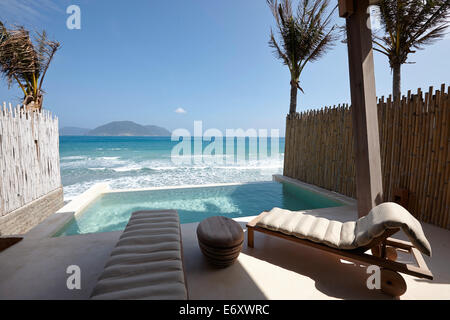 Bungalow direkt am Meer mit Pool am Strand, Dat Doc Beach, Con Dao Insel, Con Dao Nationalpark, Ba Ria-Vung Tau Province, Vietnam Stockfoto