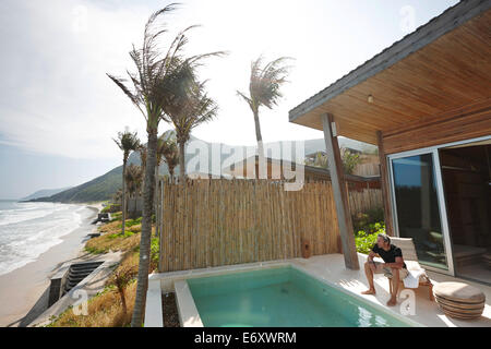 Bungalow direkt am Meer mit Pool am Strand, Dat Doc Beach, Con Dao Insel, Con Dao Nationalpark, Ba Ria-Vung Tau Province, Vietnam Stockfoto