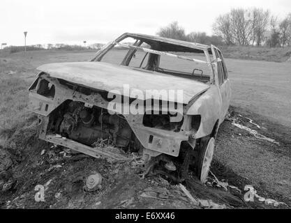 Verlassene Motorwagen eine isolierte Straßenrand ausgebrannt. Stockfoto