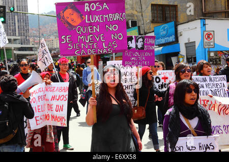 La Paz, Bolivien, 1. September 2014. Womens Rechtenaktivisten und Unterstützer März gegen Machismo und Gewalt gegen Frauen zu protestieren und den letzten Äußerungen von mehreren Kandidaten im aktuellen Wahlkampf, die scheinen, das Problem zu minimieren und diskriminieren Frauen zurückweise. Laut einem Bericht der WHO im Januar 2013 Bolivien ist das Land mit der höchsten Rate der Gewalt gegen Frauen in Lateinamerika, wurden seit 2006 453 Fälle von Frauenmorde in der aktuellen Regierung. Bildnachweis: James Brunker/Alamy Live-Nachrichten Stockfoto