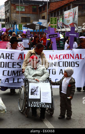 La Paz, Bolivien, 1. September 2014. Womens Rechtenaktivisten und Unterstützer tragen Kreuze mit den Namen der Opfer während eines Marsches gegen Gewalt gegen Frauen zu protestieren. Der Marsch war auch den letzten Äußerungen von mehreren Kandidaten im aktuellen Wahlkampf, die scheinen, das Problem zu minimieren und diskriminieren Frauen zurückweise. Laut einem Bericht der WHO im Januar 2013 Bolivien ist das Land mit der höchsten Rate der Gewalt gegen Frauen in Lateinamerika, wurden seit 2006 453 Fälle von Frauenmorde in der aktuellen Regierung. Bildnachweis: James Brunker/Alamy Live Stockfoto