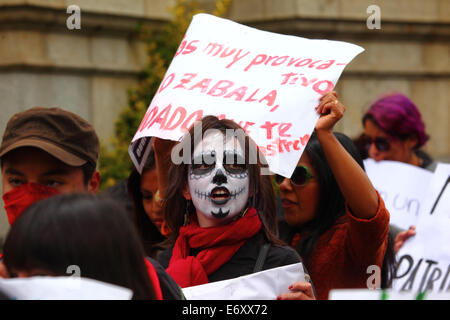 La Paz, Bolivien, 1. September 2014. Frauenrechtsaktivisten und -Unterstützer marschieren, um gegen Machismo und Gewalt gegen Frauen zu protestieren und jüngste Äußerungen mehrerer Kandidaten während des aktuellen Wahlkampfs abzulehnen, die das Problem zu minimieren und Frauen zu diskriminieren scheinen. Laut einem WHO-Bericht vom Januar 2013 ist Bolivien das Land mit der höchsten Gewaltrate gegen Frauen in Lateinamerika, während der derzeitigen Regierung gab es seit 2006 453 Fälle von Frauenmord. Quelle: James Brunker / Alamy Live News Stockfoto