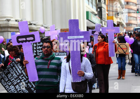 La Paz, Bolivien, 1. September 2014. Frauenrechtsaktivisten und -Unterstützer tragen Kreuze mit den Namen der Opfer während eines protestmarsches gegen Gewalt gegen Frauen. Der marsch sollte auch die jüngsten Äußerungen mehrerer Kandidaten während des aktuellen Wahlkampfs zurückweisen, die das Problem so gering wie möglich halten und Frauen diskriminieren. Laut einem WHO-Bericht vom Januar 2013 ist Bolivien das Land mit der höchsten Gewaltrate gegen Frauen in Lateinamerika, während der derzeitigen Regierung gab es seit 2006 453 Fälle von Frauenmord. Quelle: James Brunker/Alamy Live Stockfoto