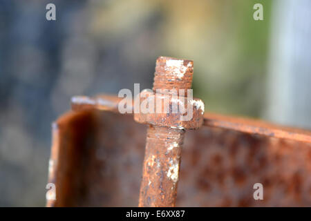 Industrielle abstrakten Hintergrundtextur mit schwarzen Stahlkonstruktion mit Schrauben und Nieten Stockfoto