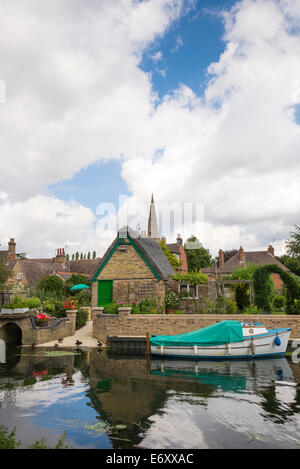Boote vor Anker auf dem Fluss Great Ouse, Godmanchester, Cambridgeshire, England, UK. Stockfoto