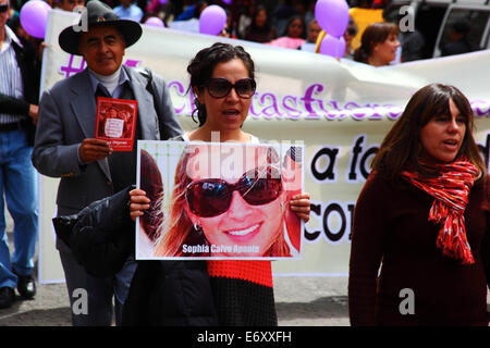La Paz, Bolivien, 1. September 2014. Eine Frau hält ein Foto von Sophia Calvo Aponte während eines Marsches zum protest gegen Gewalt gegen Frauen und Machismo. Sophia starb im August in Santa Cruz. Der Marsch war auch die jüngsten Erklärungen mehrere politische Kandidaten im aktuellen Wahlkampf zurückweise, die angezeigt werden, das Problem zu minimieren. Laut einem Bericht der WHO im Januar 2013 Bolivien ist das Land mit der höchsten Rate der Gewalt gegen Frauen in Lateinamerika, wurden seit 2006 453 Fälle von Frauenmorde in der aktuellen Regierung. Bildnachweis: James Brunker / Alamy Live N Stockfoto