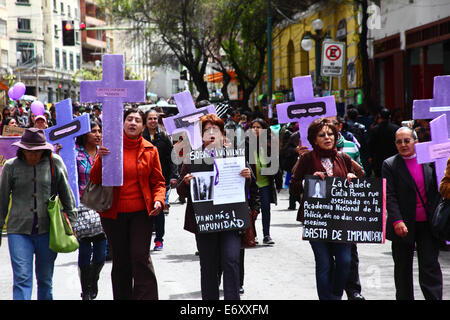 La Paz, Bolivien, 1. September 2014. Frauenrechtsaktivisten und -Unterstützer tragen Kreuze mit den Namen der Opfer während eines protestmarsches gegen Gewalt gegen Frauen. Der marsch sollte auch die jüngsten Äußerungen mehrerer Kandidaten während des aktuellen Wahlkampfs zurückweisen, die das Problem so gering wie möglich halten und Frauen diskriminieren. Laut einem WHO-Bericht vom Januar 2013 ist Bolivien das Land mit der höchsten Gewaltrate gegen Frauen in Lateinamerika, während der derzeitigen Regierung gab es seit 2006 453 Fälle von Frauenmord. Quelle: James Brunker/Alamy Live Stockfoto