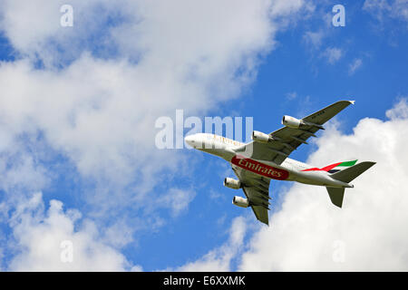 Emirates Airbus A380 abheben von Heathrow Airport, Hounslow, Greater London, England, Vereinigtes Königreich Stockfoto