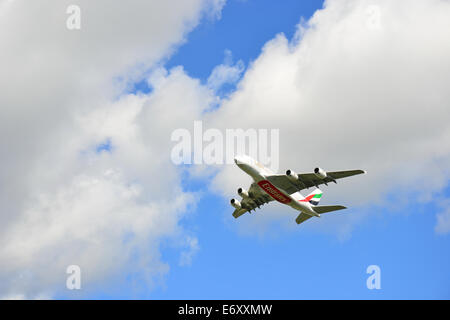 Emirates Airlines Airbus A380 abheben von Heathrow Airport, Hounslow, Greater London, England, Vereinigtes Königreich Stockfoto