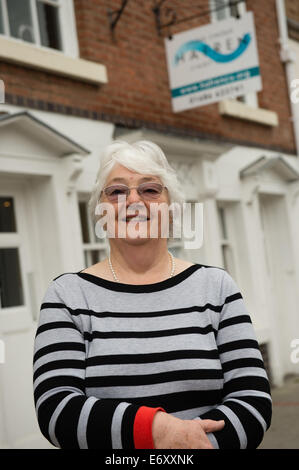 74-jährige Großmutter Jenny Millard ehrenamtliche Arbeit bei Hafren Credit Union Newtown Powys Wales UK, Stockfoto