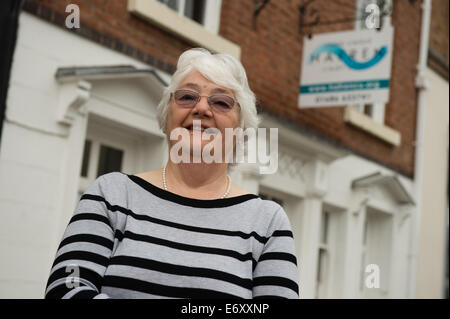 74-jährige Großmutter Jenny Millard ehrenamtliche Arbeit bei Hafren Credit Union Newtown Powys Wales UK, Stockfoto